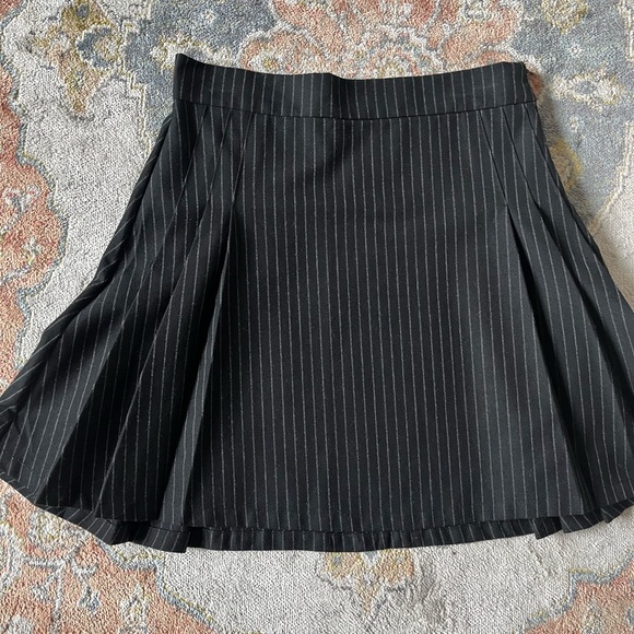 🎬 | Black and white striped skirt - Picture 1 of 4